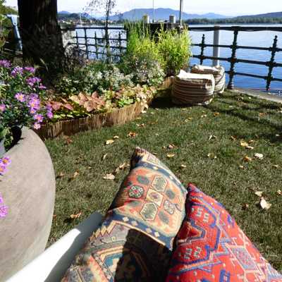 arredi e bordura fiorita del giardino temporaneo
