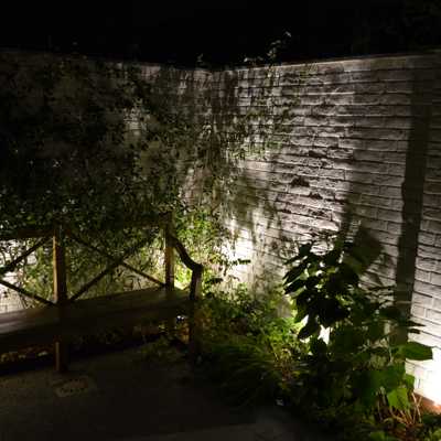 illuminazione notturna con faretti da giardino